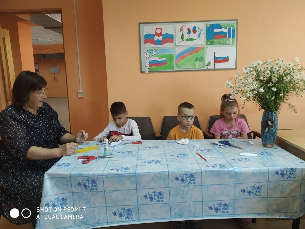 В Алешковичском Доме культуры создавали красивые ромашки из бумаги