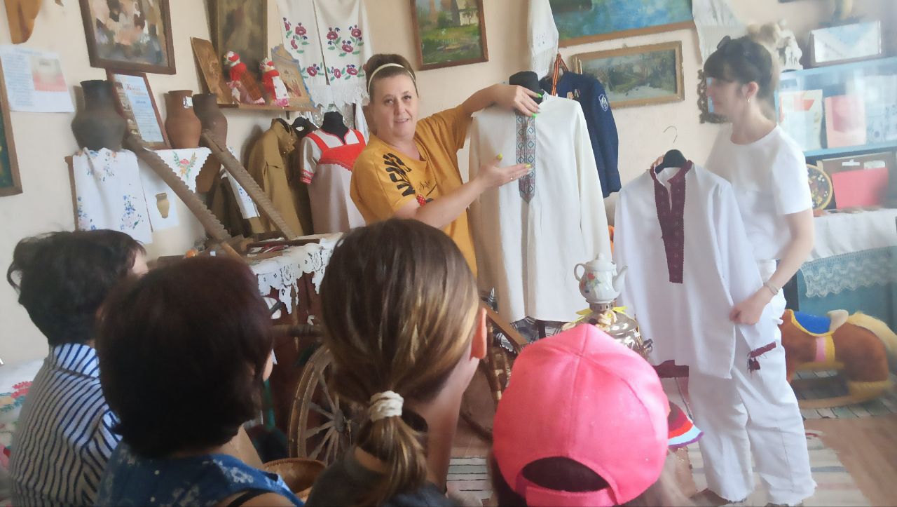 В Холмечах организовали и провели тематическую программу «Эх, рубашка хороша»