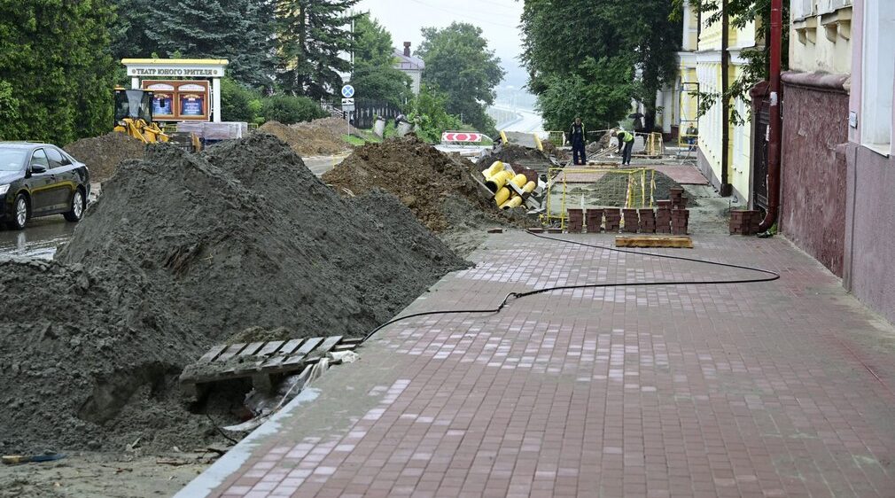В Брянске продолжается ремонт одного из главных дорожных объектов – улицы Горького