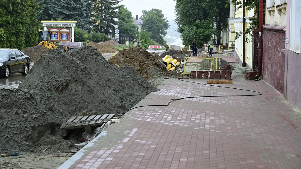 В Брянске продолжается ремонт одного из главных дорожных объектов – улицы Горького