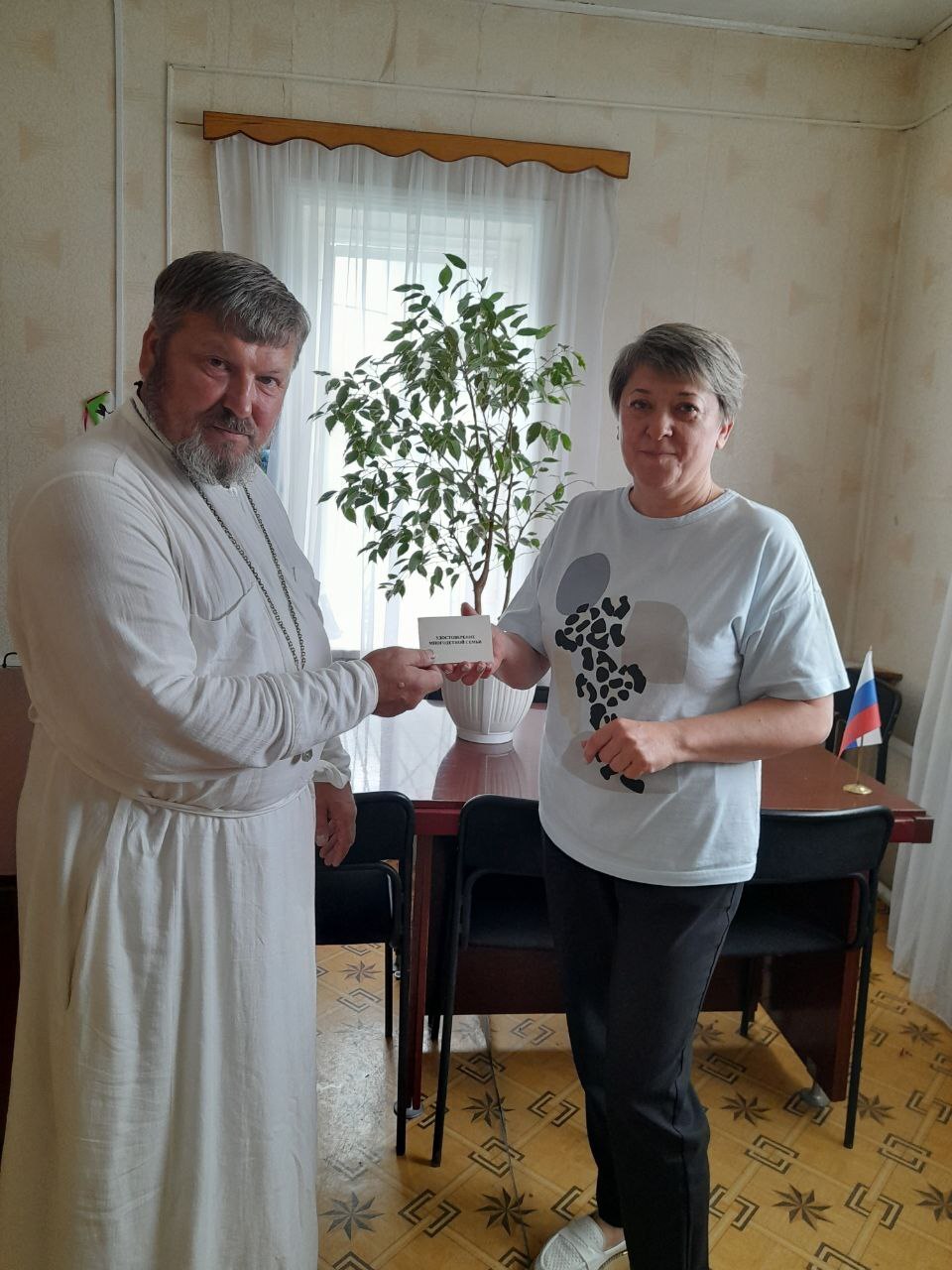 Семье Гамзовых из Суземки вручили удостоверение многодетной семьи