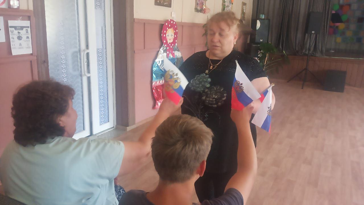 В Холмечском Доме культуры провели информационный час ко Дню флага России