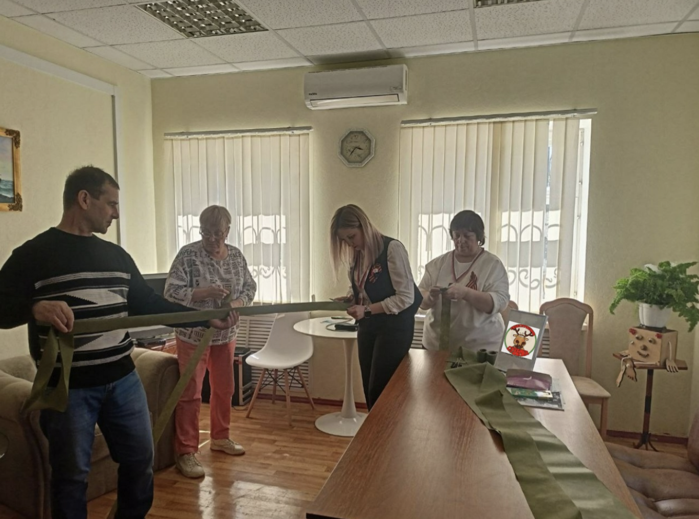 В Суземке активисты Центра общения старшего поколения плетут маскировочные сети для бойцов