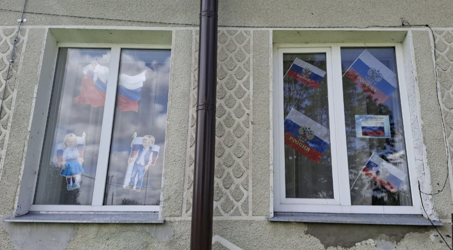 Суземский учреждения культуры украсили накануне Дня флага России