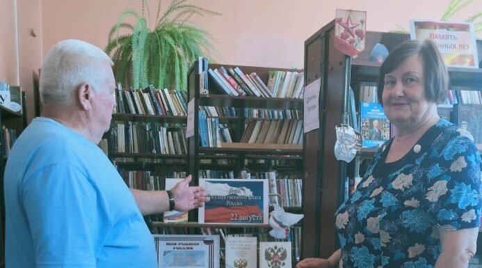 В Суземской библиотеке открылась выставка «Флаг моего Отечества»