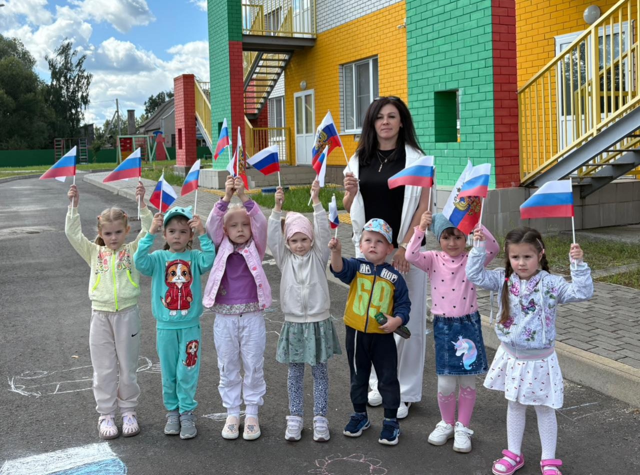 В детском саду «Ромашка» прошли мероприятия, посвященные Дню флага России