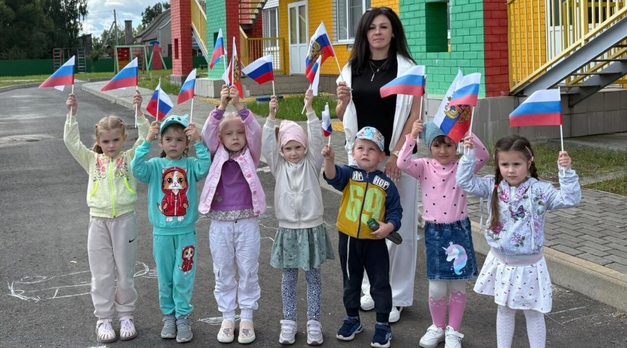 В детском саду «Ромашка» прошли мероприятия, посвященные Дню флага России