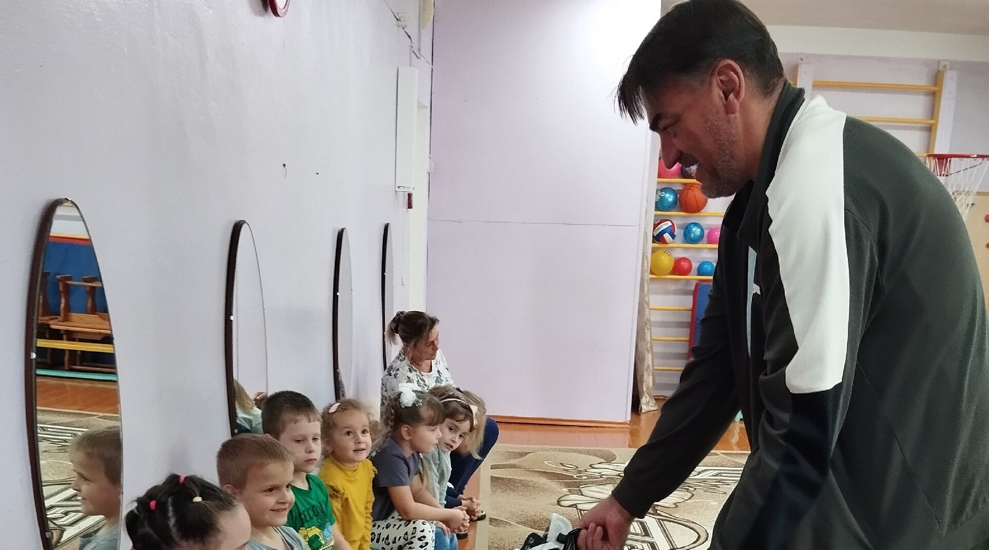 Тренер по хоккею Дмитрий Гончаровский провел мастер-класс с воспитанниками «Журавушки»