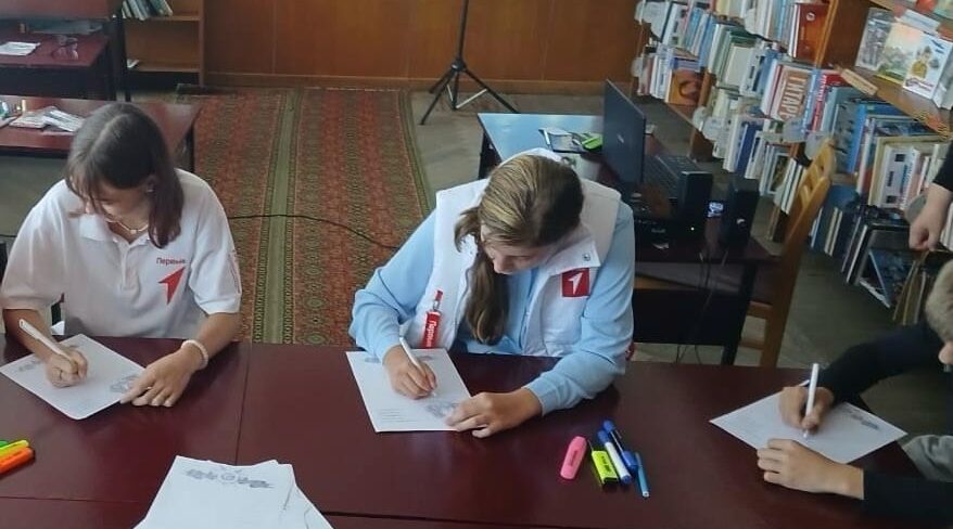 Детская библиотека Суземки и активисты движения «Первые» провели акцию «Письмо солдату»