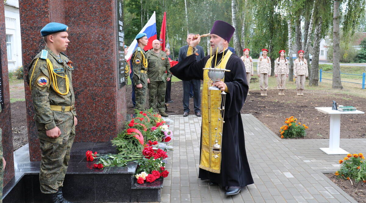 В брянском селе Дохновичи открыли обновленный памятник землякам-героям