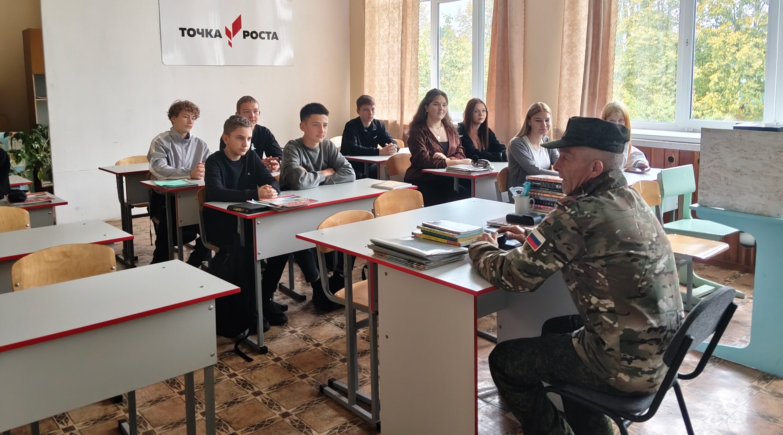 В Кокоревской школе героем Урока мужества стал участник СВО