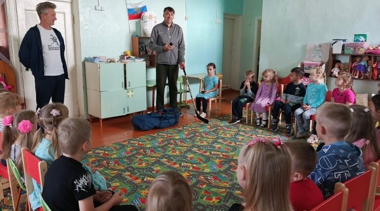 Тренеры по хоккею побывали в гостях у ребят из «Солнышка»