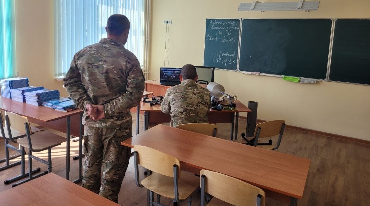 Бойцы отряда «БАРС-Брянск» рассказали о своей службе ребятам из Суземской школы №2