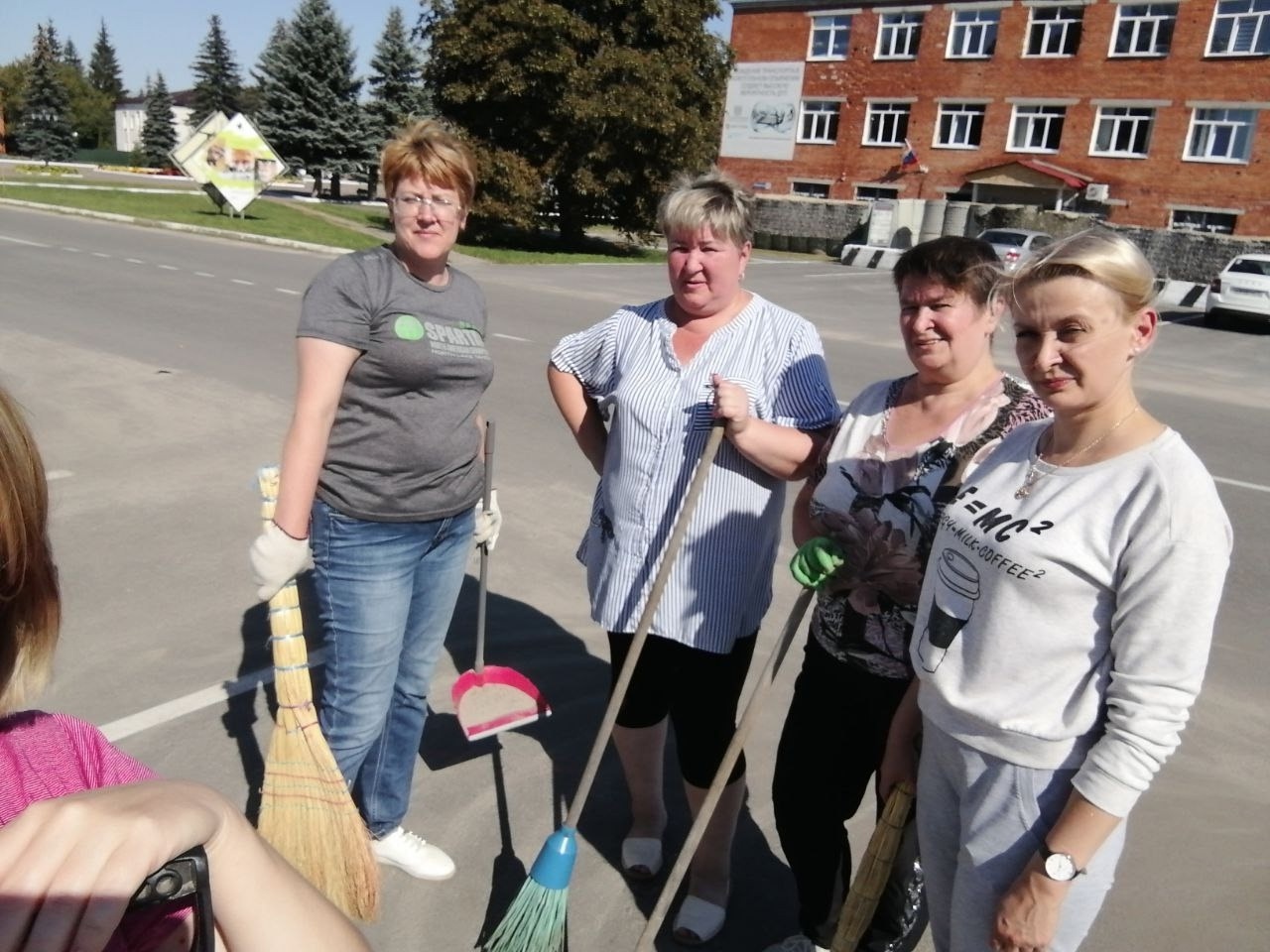 Сотрудники отдела соцзащиты населения  приняли участие в традиционном субботнике