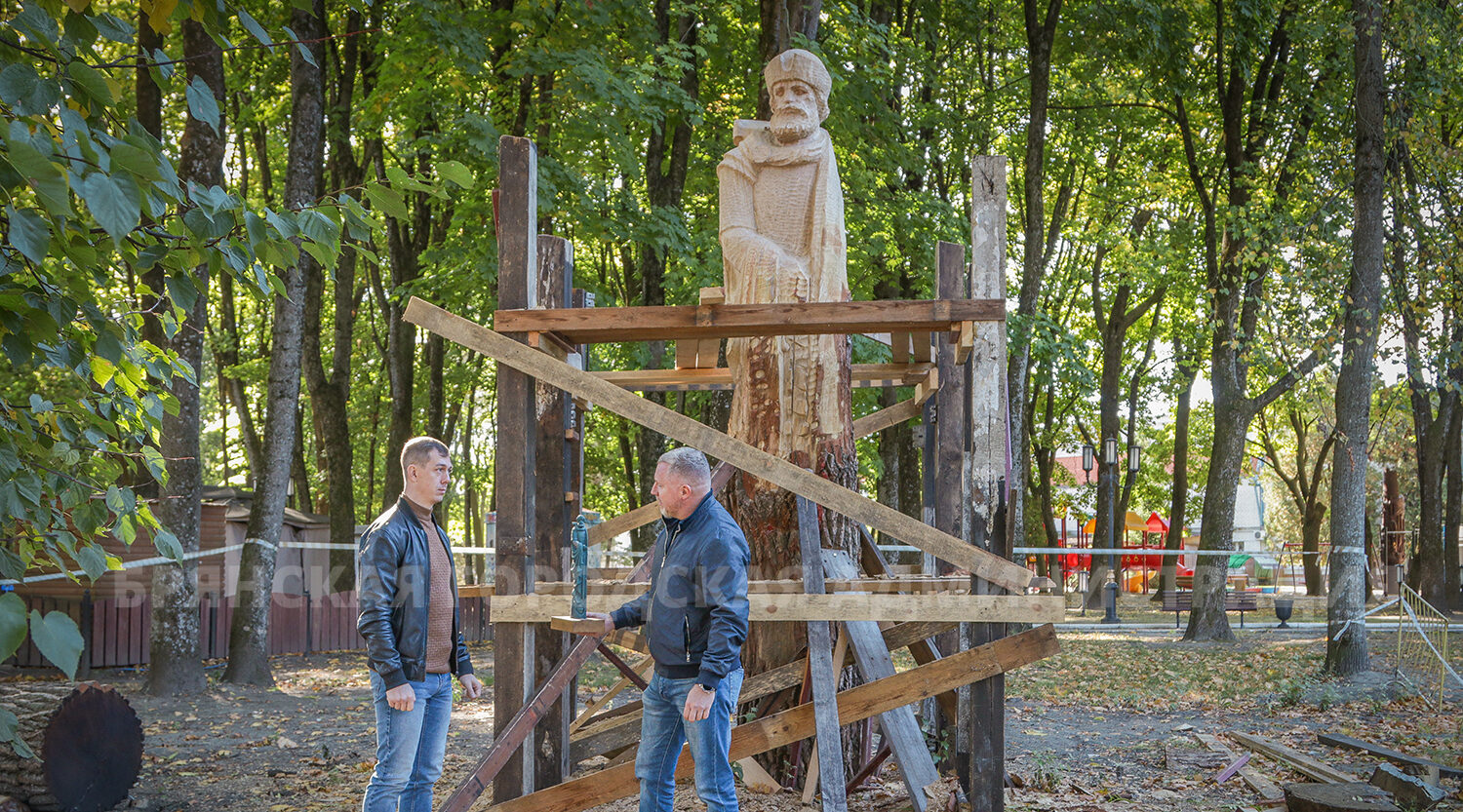 Скульптуру князя Романа Брянского установили в парке имени Алексея Толстого