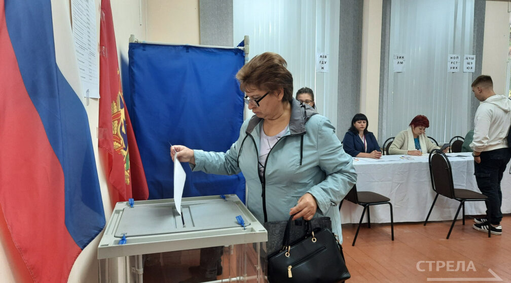 С самого утра жители Брянска идут на участки для голосования
