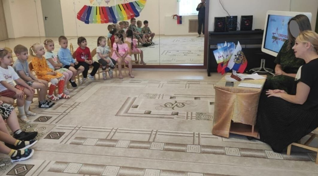 Воспитанники детского сада «Ромашка» познакомились с участницей СВО