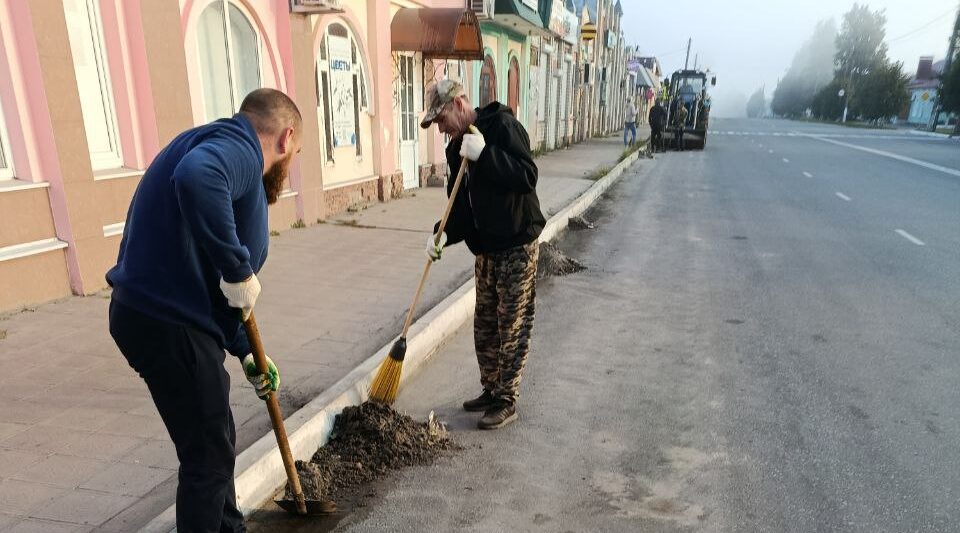 Сотрудники ООО «Суземкакомсервис» наводят чистоту на улице Вокзальной