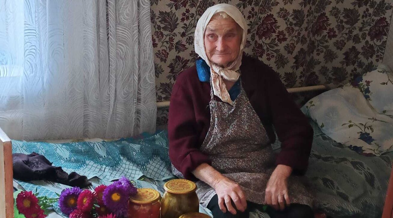Сотрудники КЦСОН поздравили тружеников тыла с Днем освобождения Брянщины