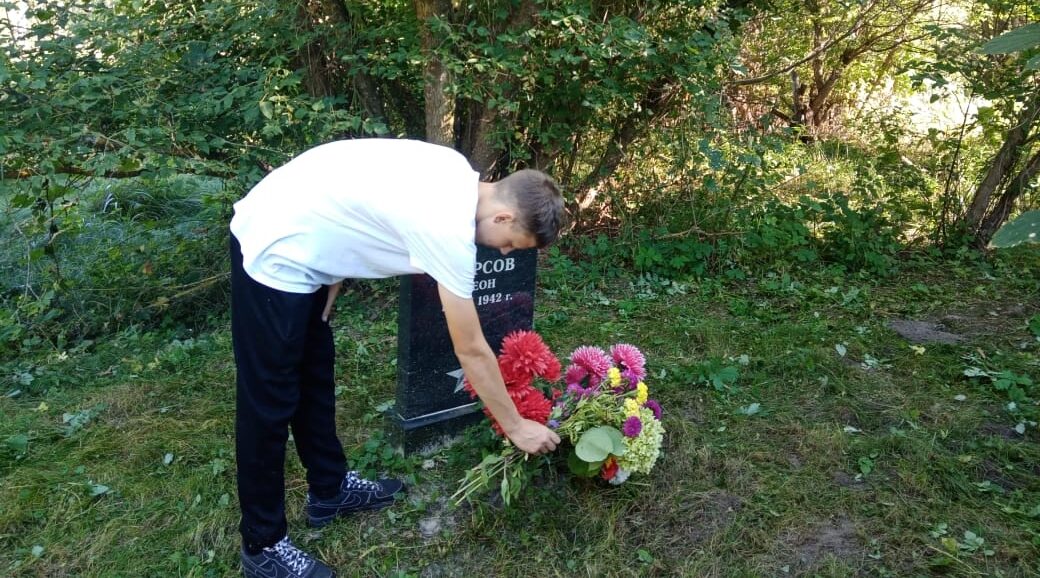 Кокоревские школьники возложили цветы к местам захоронения погибших воинов