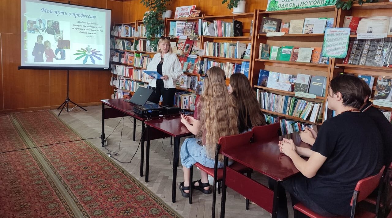В рамках акции «Связующая нить» суземские школьники познакомились с работой библиотеки