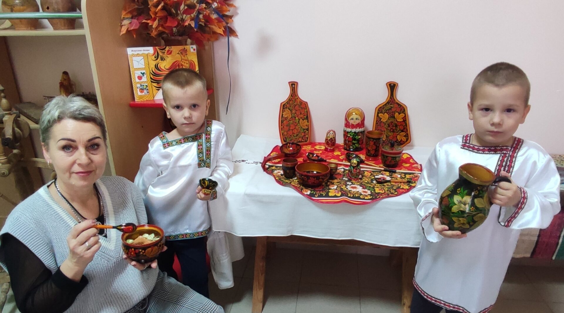 Воспитанники детского сада «Ручеек» познакомились с хохломской росписи