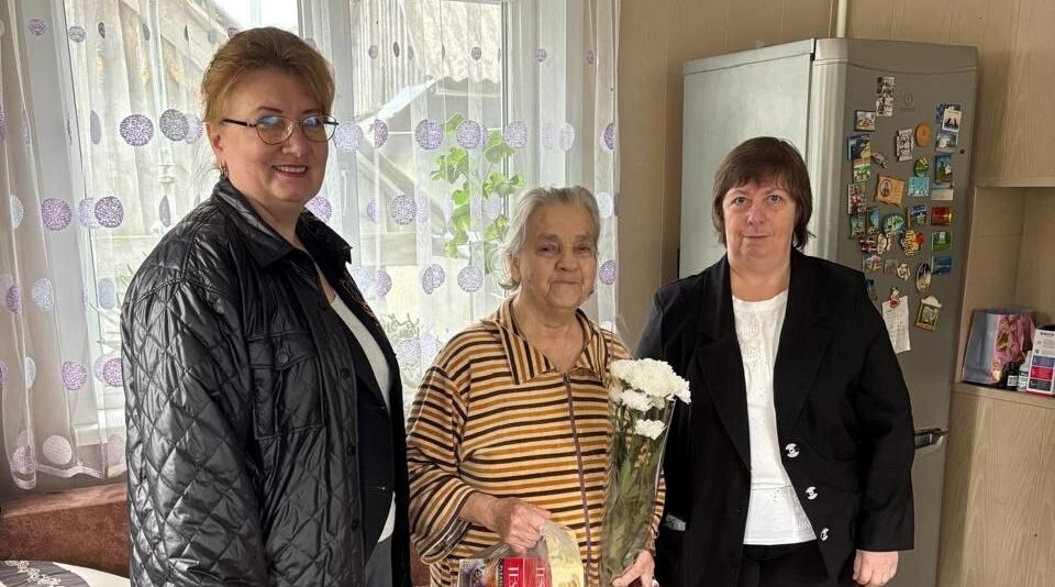 Марию Егоровну Гришину поздравили сотрудники Социального фонда России
