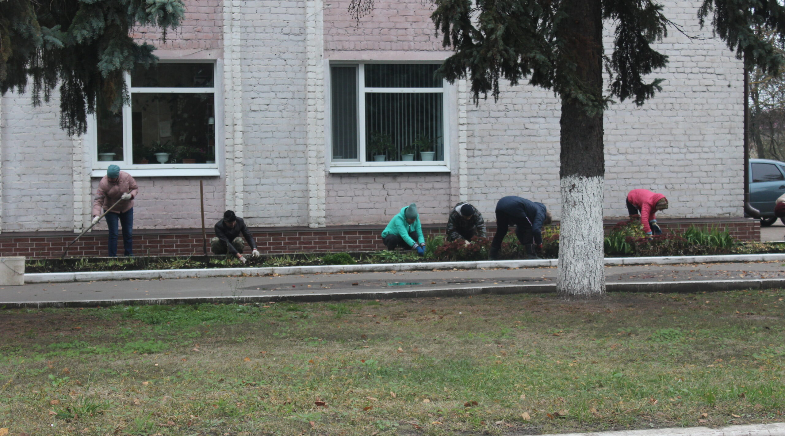 В Суземке приводят в порядок сквер и центральную площадь