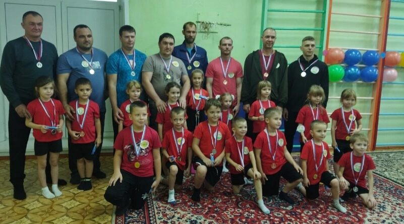 Папы и дети соревновались в силе и ловкости