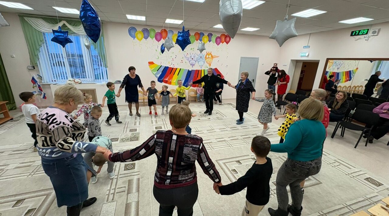 Работники Суземского ДК провели праздник в честь дедушек и бабушек малышей из «Ромашки»