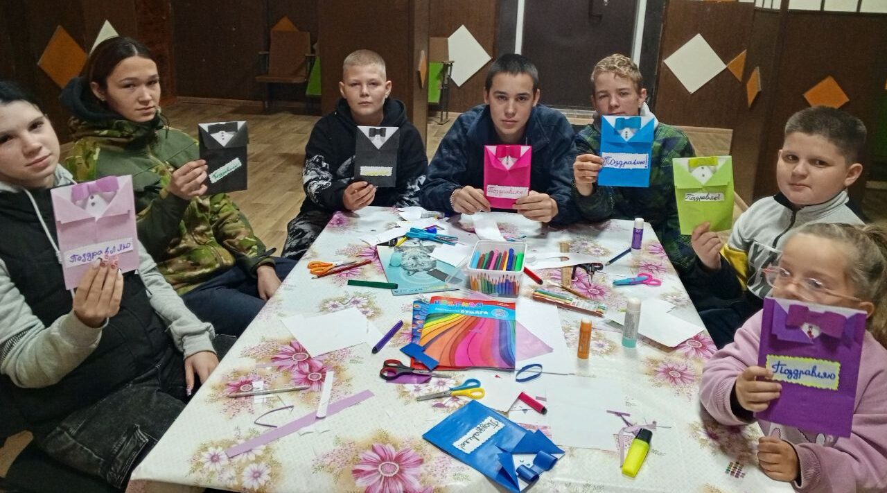 В Семеновском Доме культуры дети изготовили открытки для пап