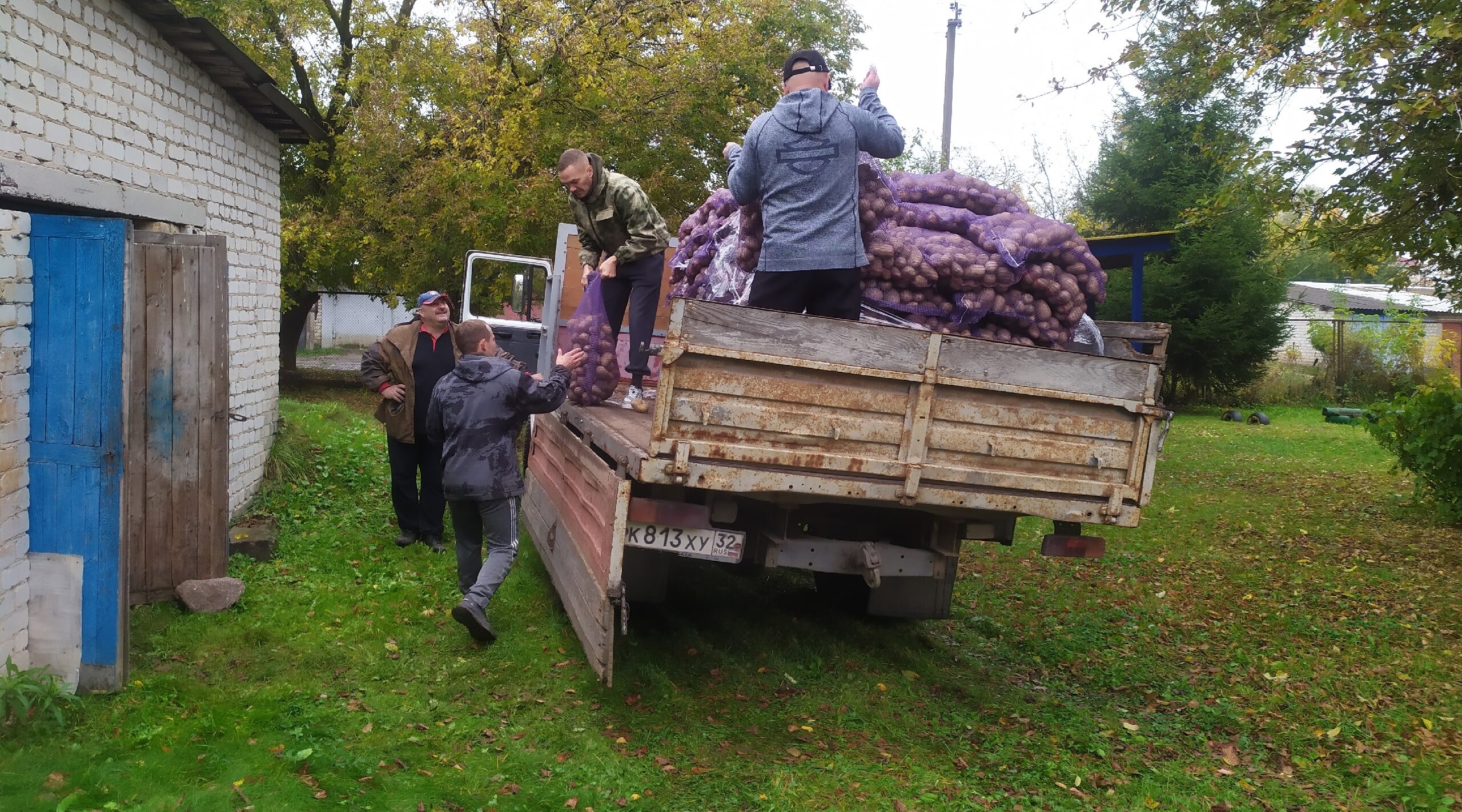 В «Журавушке» значительную помощь в разгрузке картофеля оказали родители