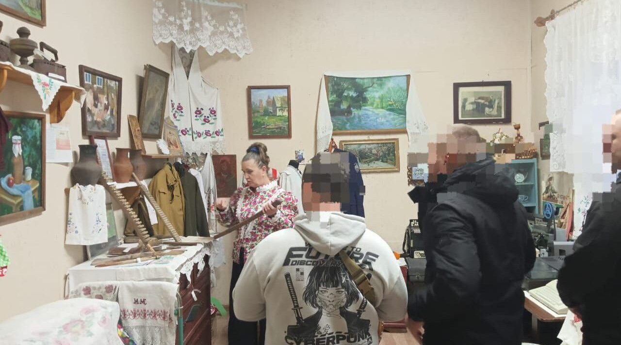 Для гостей Холмечского СДК провели экскурсию в  комнате крестьянского быта