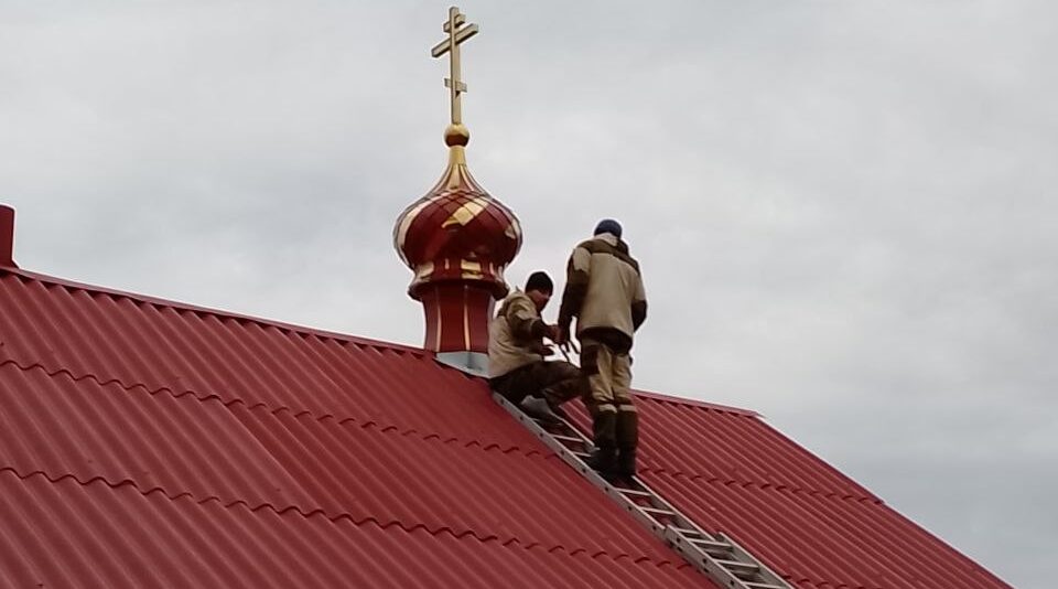 В Ямном на молитвенном доме установили купол и крест