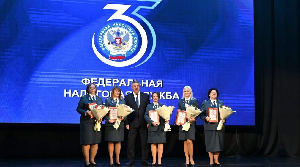 Александр Богомаз поздравил сотрудников и ветеранов налоговой службы с профессиональным праздником