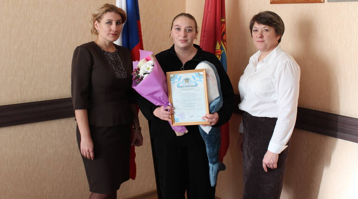 В Суземке вручили сертификат на маткапитал многодетной маме