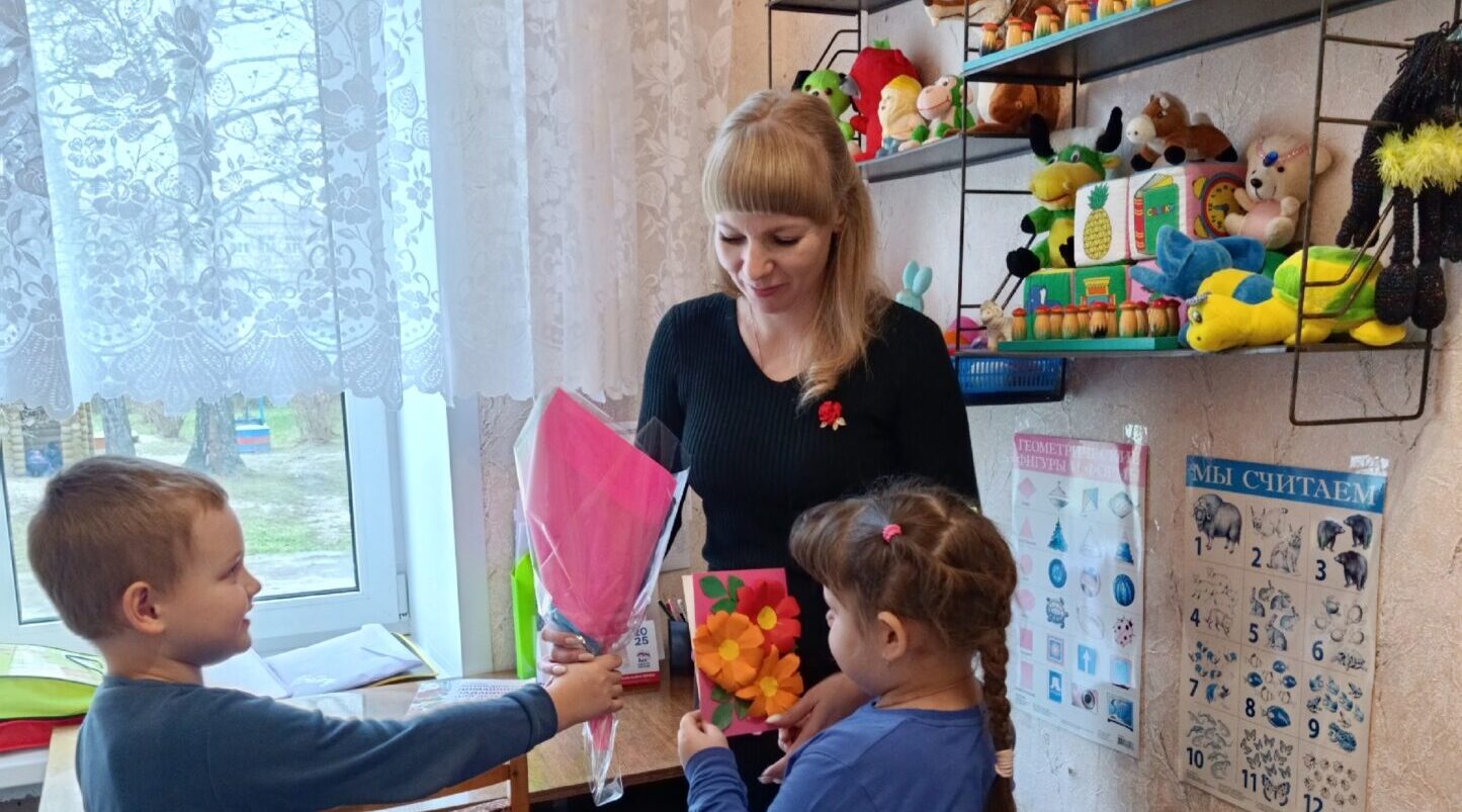 Воспитанники «Ручейка» поздравили своего педагога с Международным днем логопеда 