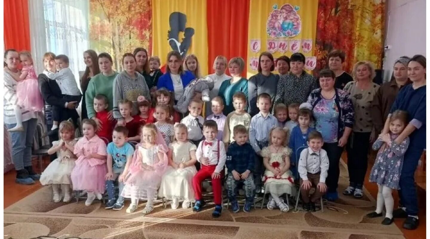 В детском саду «Журавушка» поздравили с праздником мам