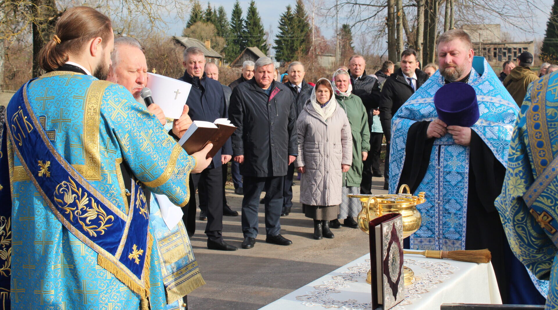 В Селечне митрополит Александр освятил купол и крест храма в честь Покрова Пресвятой Богородицы