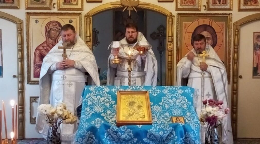 В Тихвинском храме села Холмечи прошло соборное богослужение