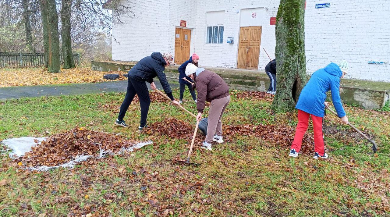 Школьники провели субботник на территории Негинского Дома культуры