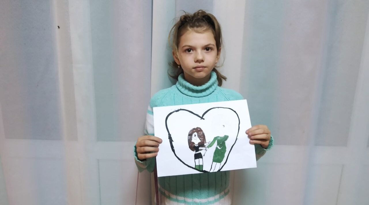 Выставку детских рисунков в Алешковичах посвятили Дню матери