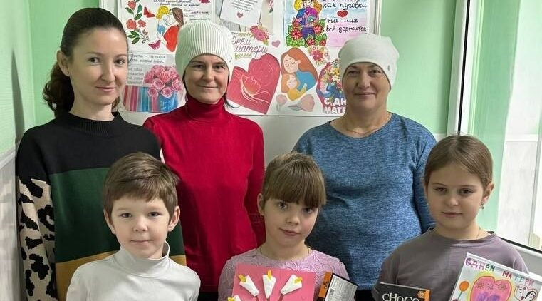 Сотрудников и клиентов Центра общения старшего поколения поздравили с Днем матери