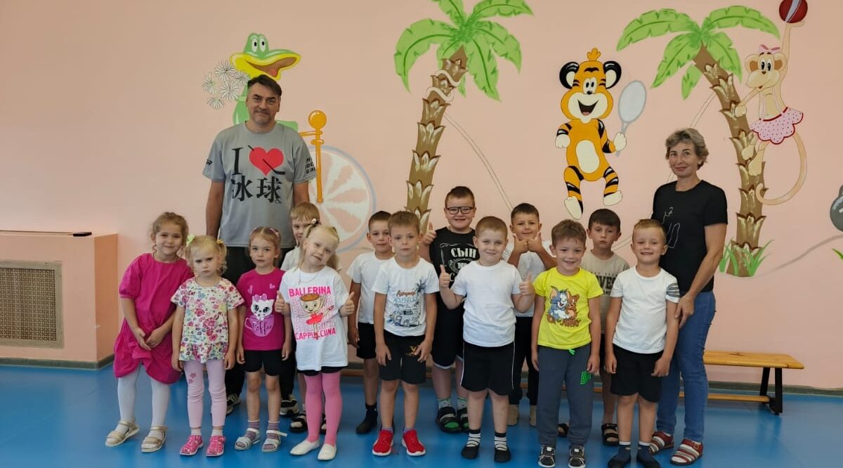 В детском саду «Ромашка» побывал тренер по хоккею Дмитрий Гончаровский