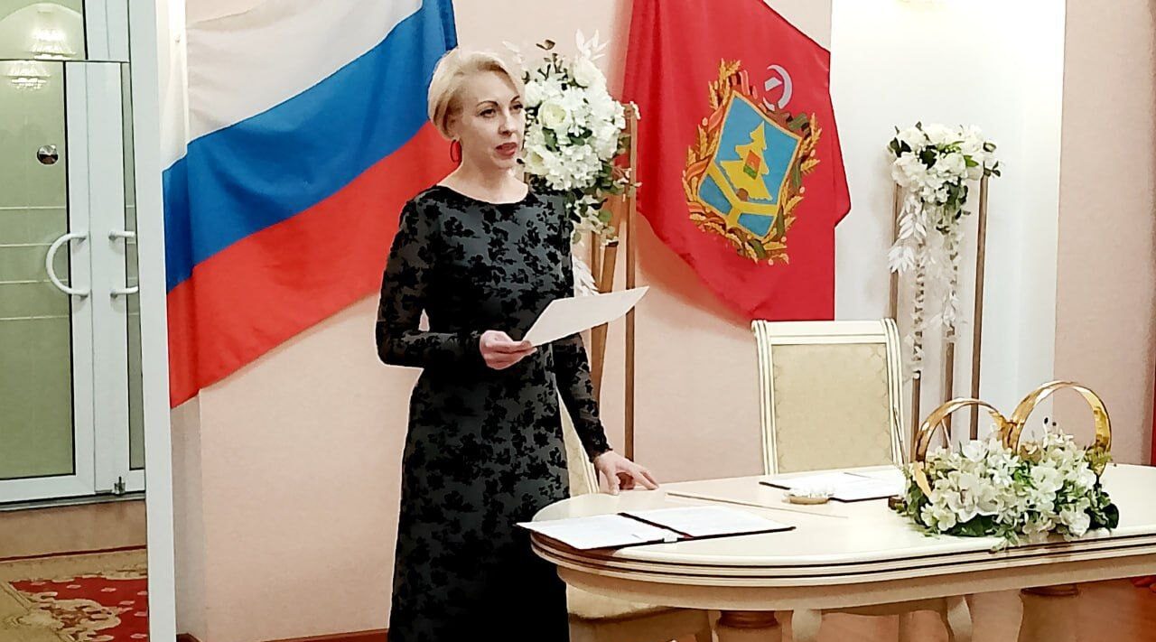 Елена Артамонова вошла в число лучших ведущих церемоний заключения брака в регионе