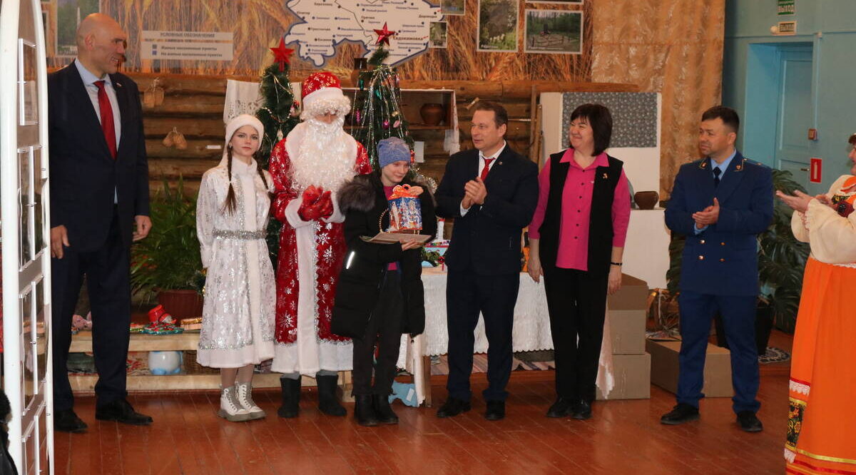 В Комаричском районе ключи от квартиры получила сирота