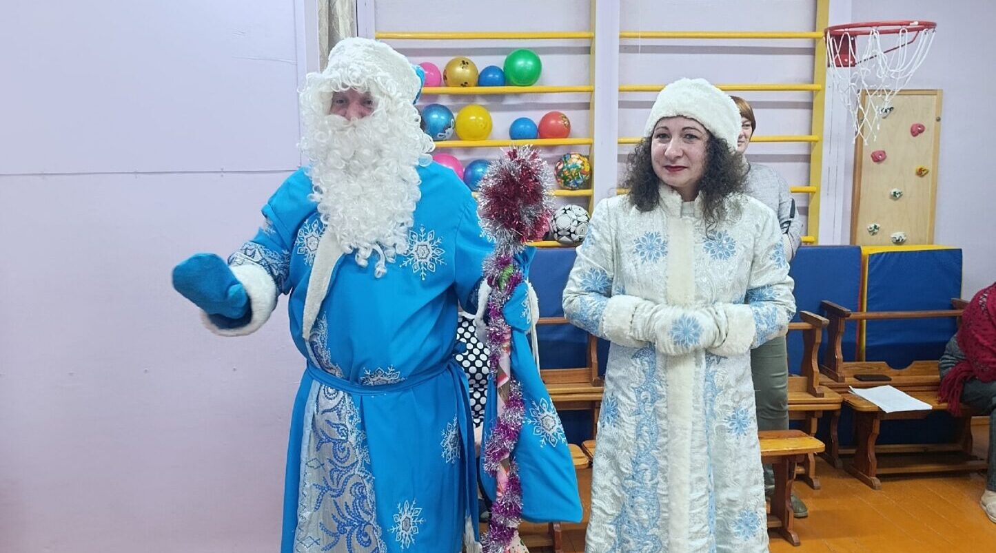 У воспитанников «Журавушки» побывали Дед Мороз и Снегурочка