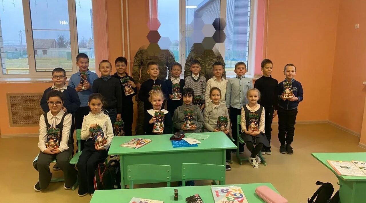 Первоклассники Суземской школы №1 познакомились с бойцами-пограничниками 