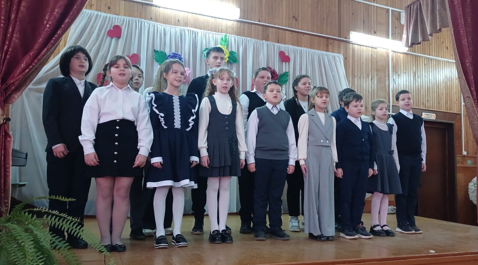 Кокоревские школьники посвятили мамам праздничный концерт