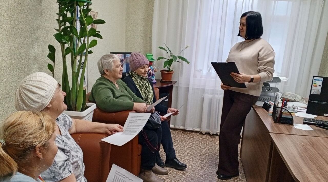 В Суземском КЦСОН прошло очередное занятие в Школе для помощников по уходу